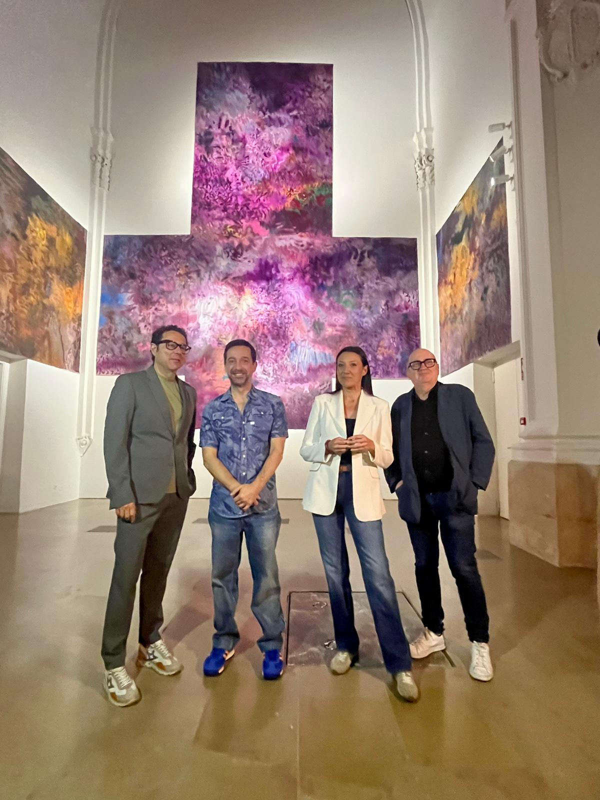 Imagen de la visita al montaje a la exposici�n 'C�dex', de Gonzalo Sicre, en el Sala Ver�nicas